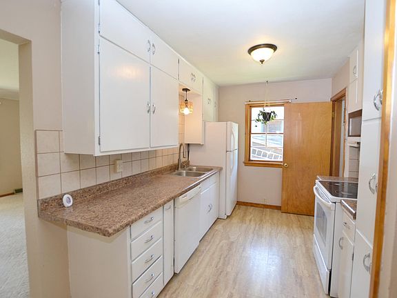 5th image of 806 5th St NE