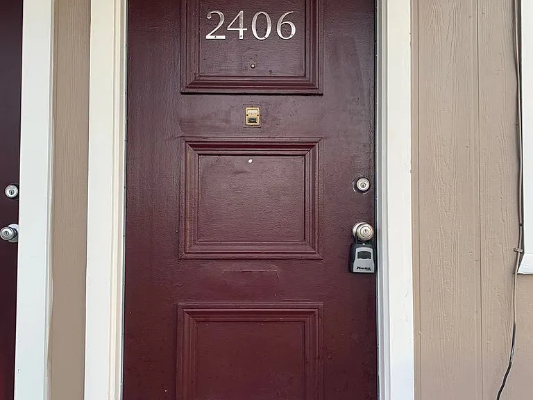 C2402 - Maple Court Apartments — Photo 3