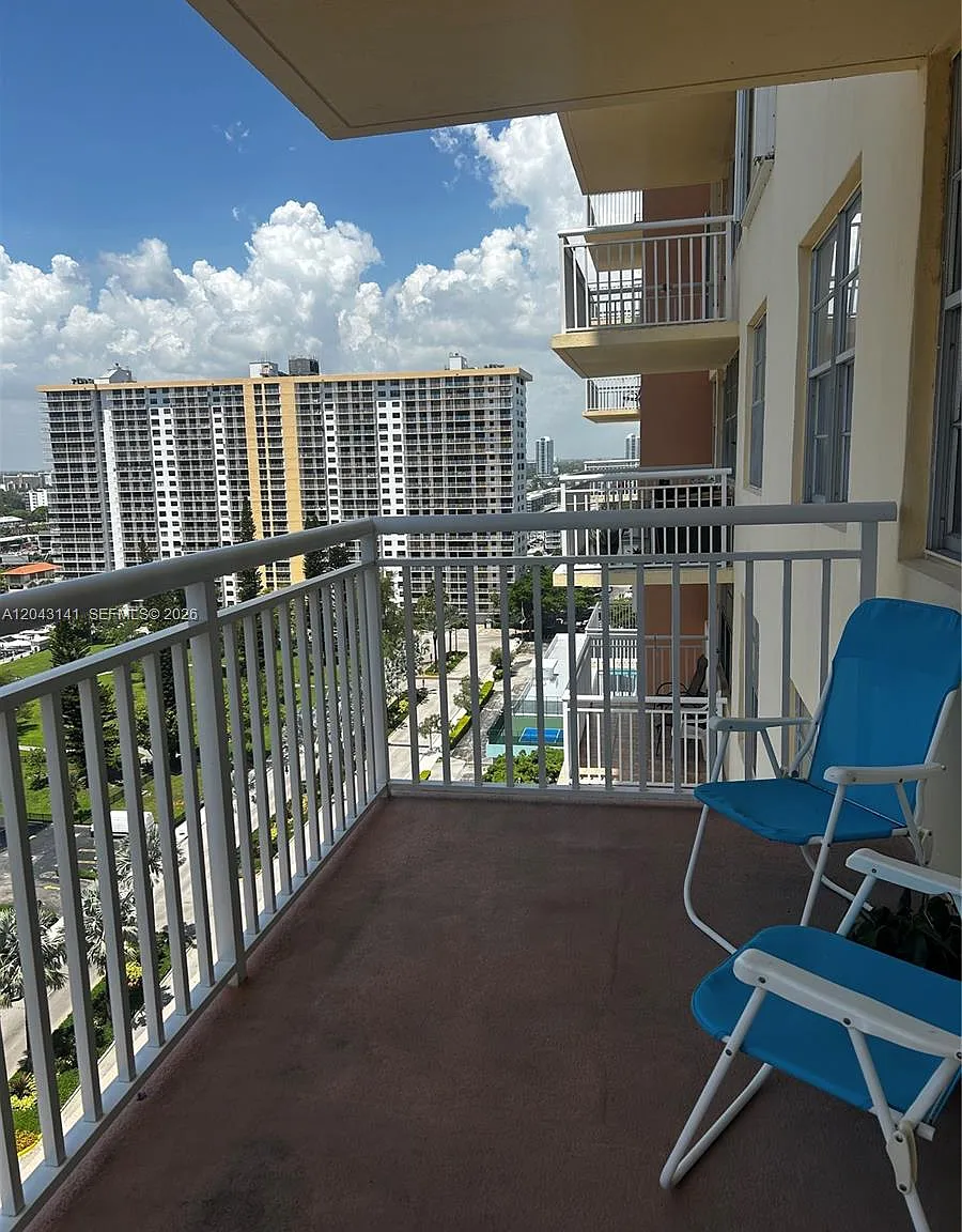 Winston Towers 200 — Photo 3