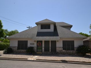 12 Leona Hts, Uvalde, TX 78801
