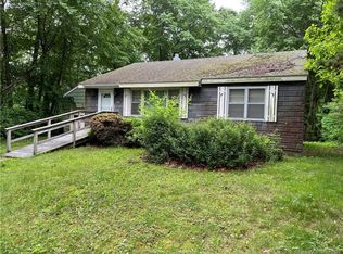 7 Foxcroft Rd, Niantic, CT 06357