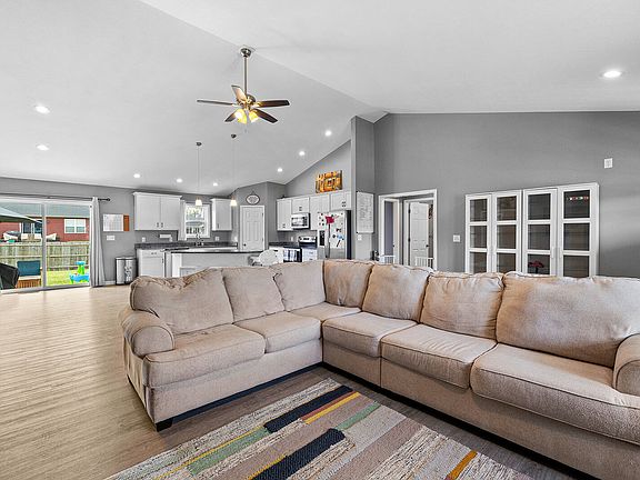 3rd image of 205 Diamond Ln
