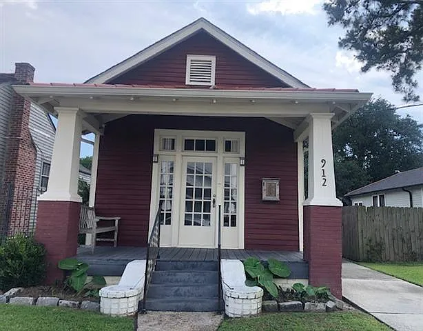 912 Newton St — Photo 1