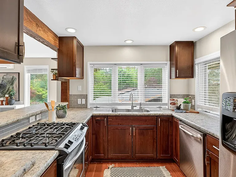 248 NW Ash St — Photo 10