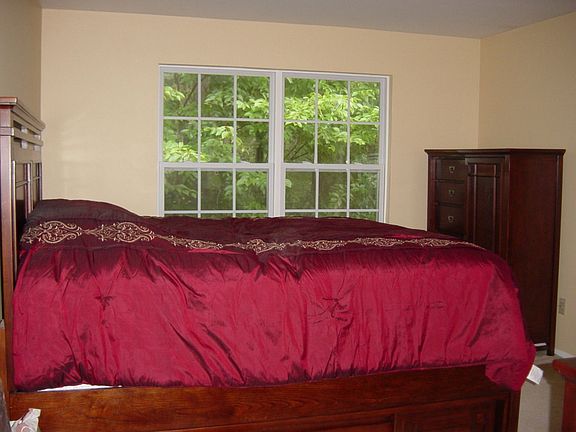 Master Bedroom - w/ Queen Platform Bed