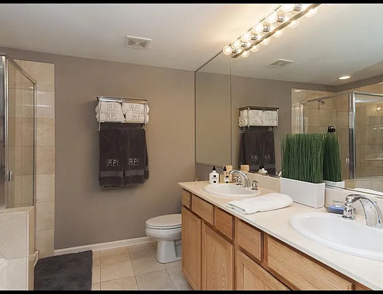 343 W Old Town Ct #301 — Photo 9