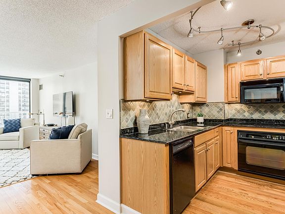 3rd image of 1250 N Dearborn St APT 14D