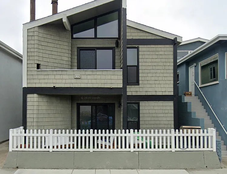 421 E Balboa Blvd #A — Photo 1