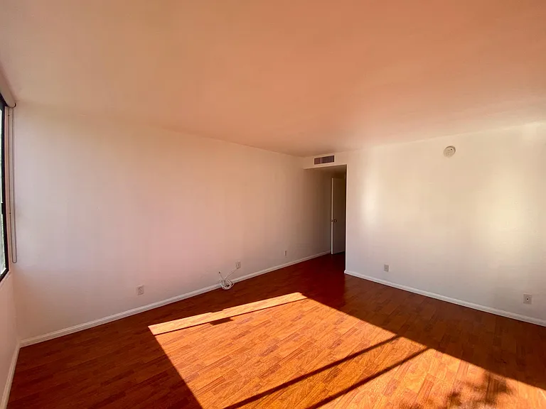 600 W 9th St — Photo 36