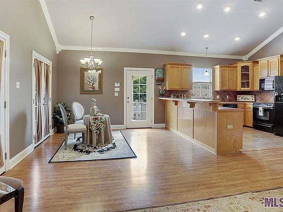 Sweeping dining area with convenient breakfast bar
