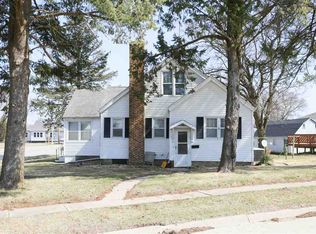 300 1st Ave E, Cascade, IA 52033