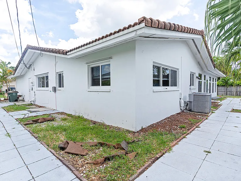 2910 NE 40th Ct — Photo 48
