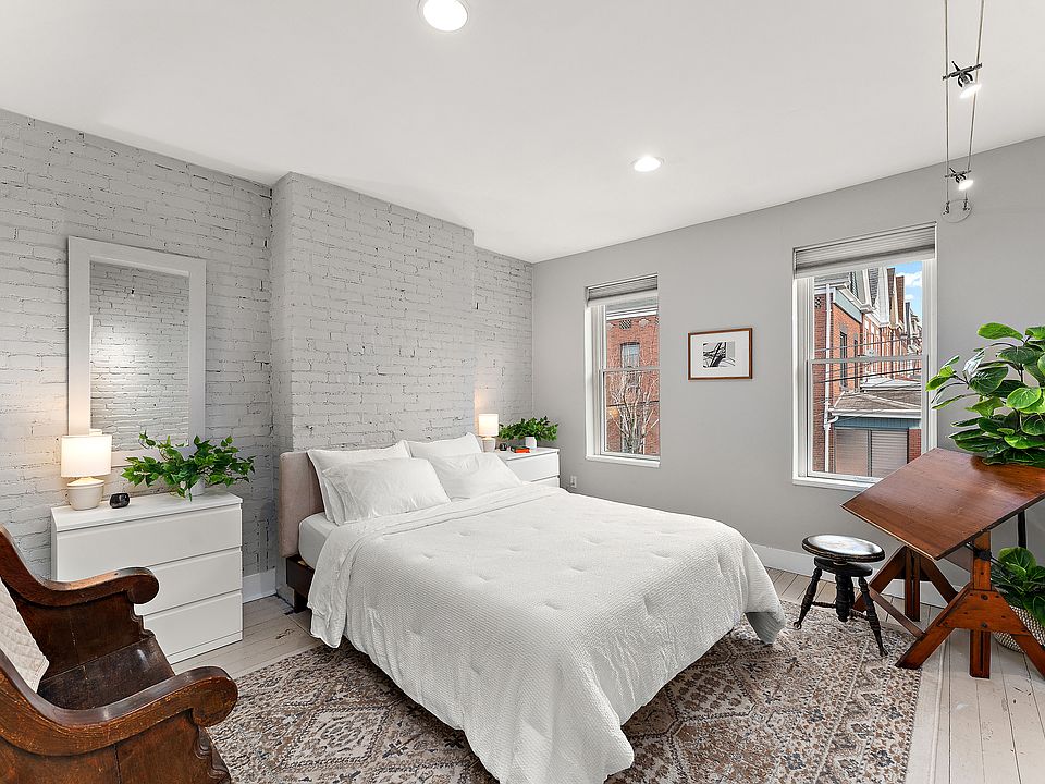 2nd floor bedroom with queen size bed