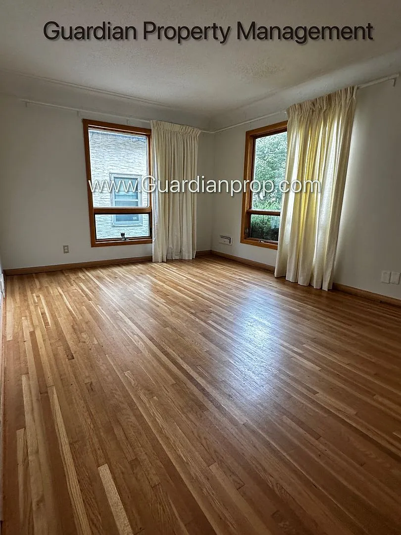 Northeast Minneapolis Single Family Home, 2 Car Garage, W/D, Fenced Back Yard — Photo 4