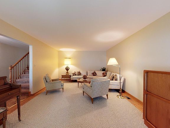 4th image of 528 E Balsam Ln