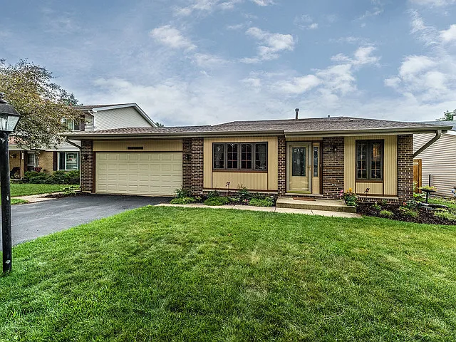 24W601 Springdale Dr photo 1