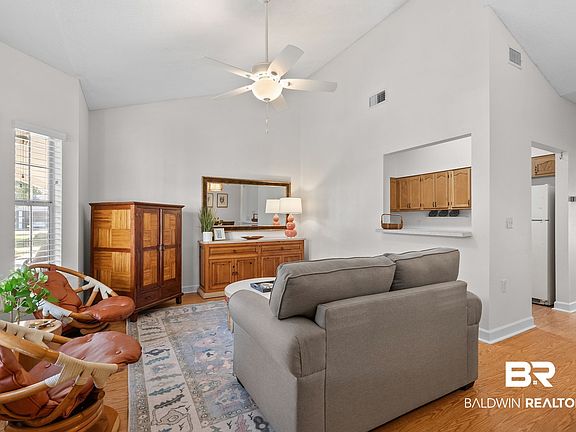 3rd image of 102 Courthouse Dr APT 5