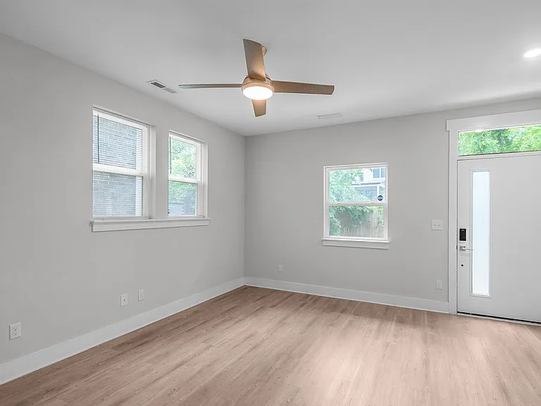 570 W End Dr — Photo 5