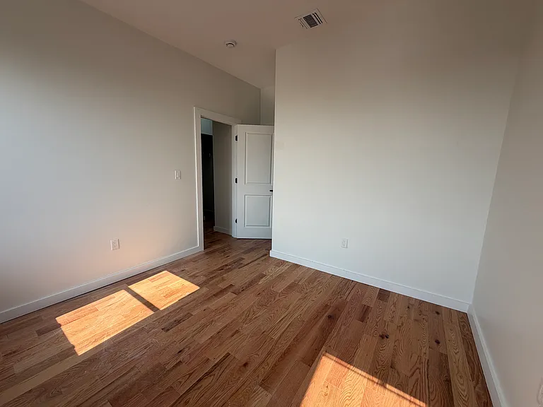 181 Woodside Ave #3R — Photo 7