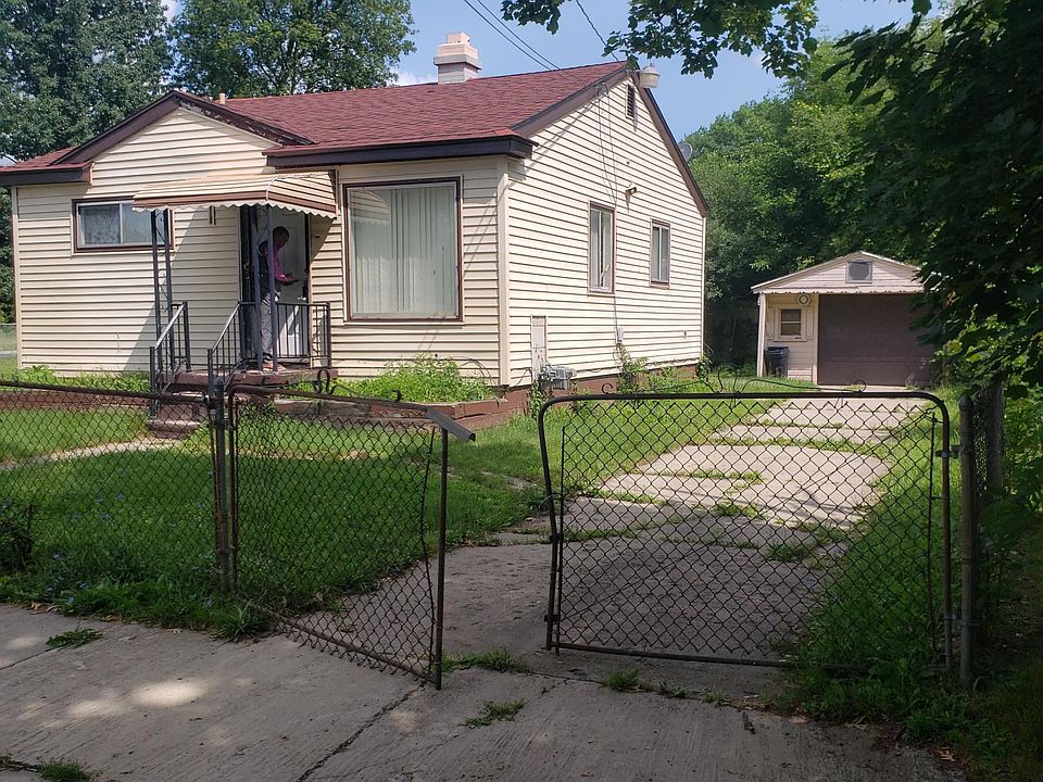 Front view of property