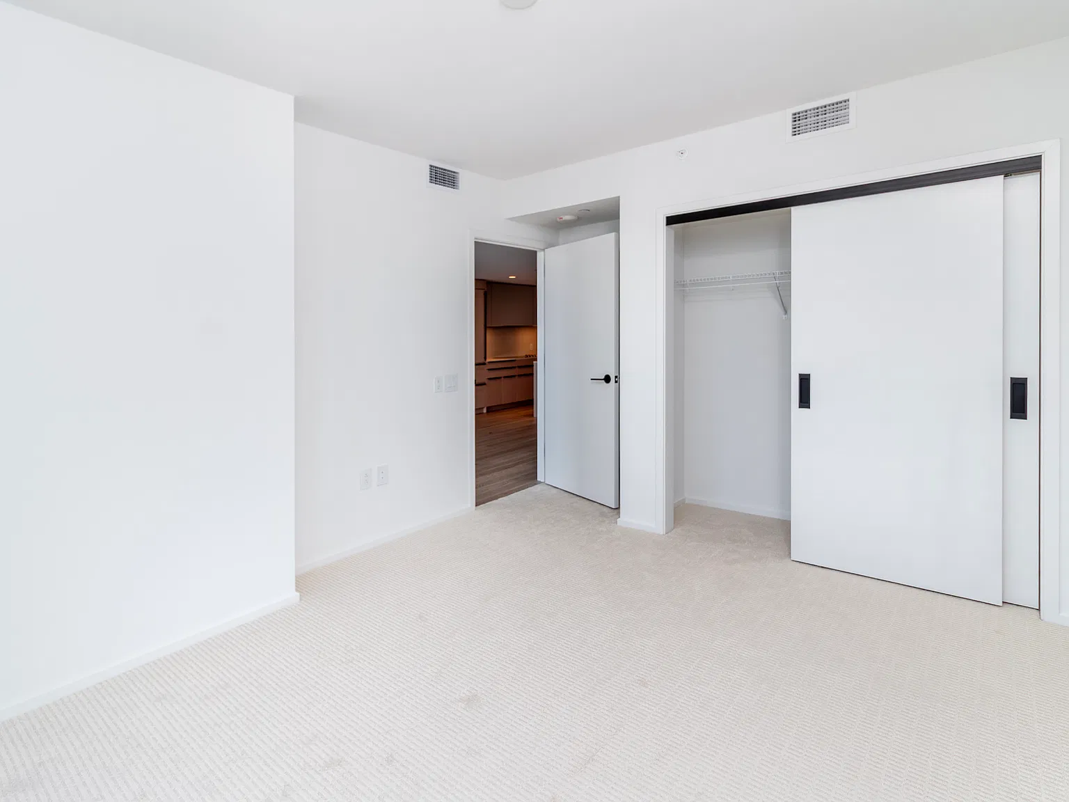 2 bed, 923 sqft, $6,000 — Photo 3