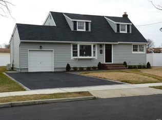 12 Brookwood Dr, Massapequa Park, NY 11762