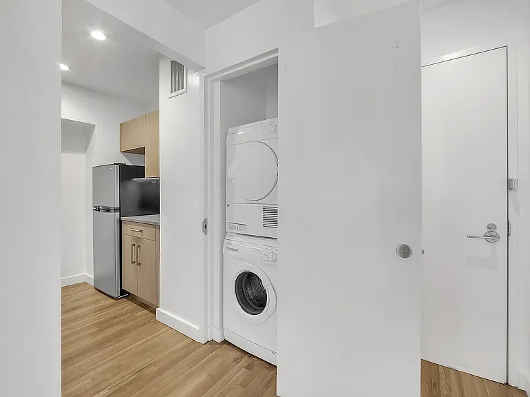 101 W 15th St #106 — Photo 5