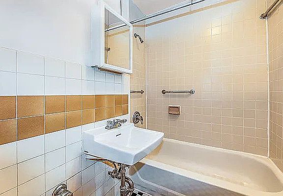 3rd image of 325 W 4th St APT 1R
