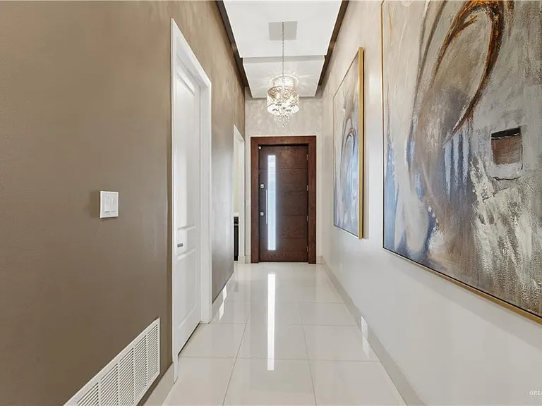 5008 W Sycamore Ave — Photo 3