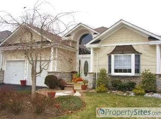 7 Redan Dr, Smithtown, NY