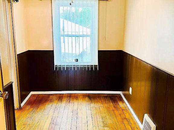 4th image of 15894 Coram St