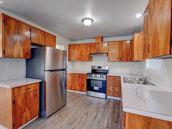 5th image of 1049 SE Walnut St