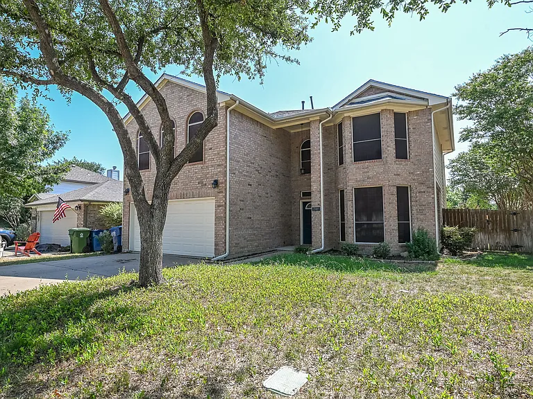 2100 Newport Dr — Photo 3