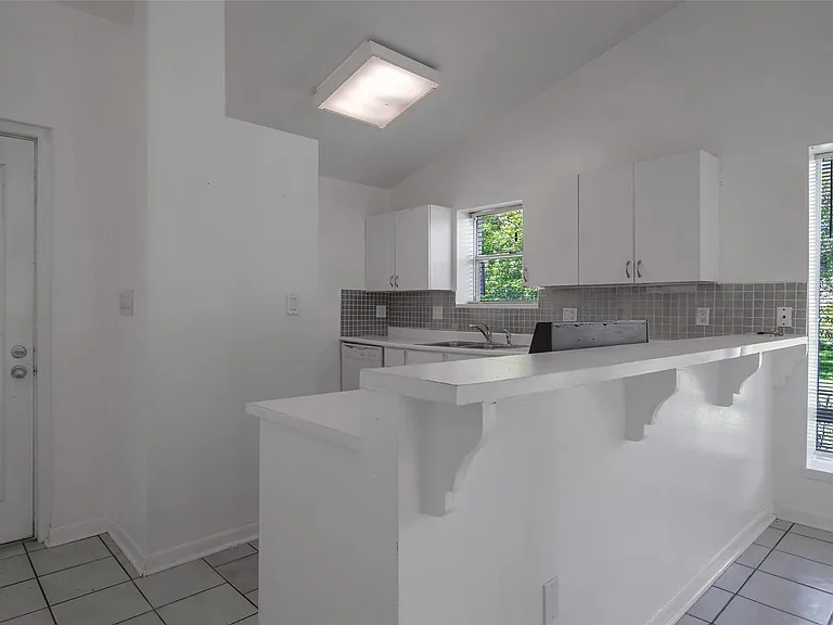 1208 Weyer St — Photo 16