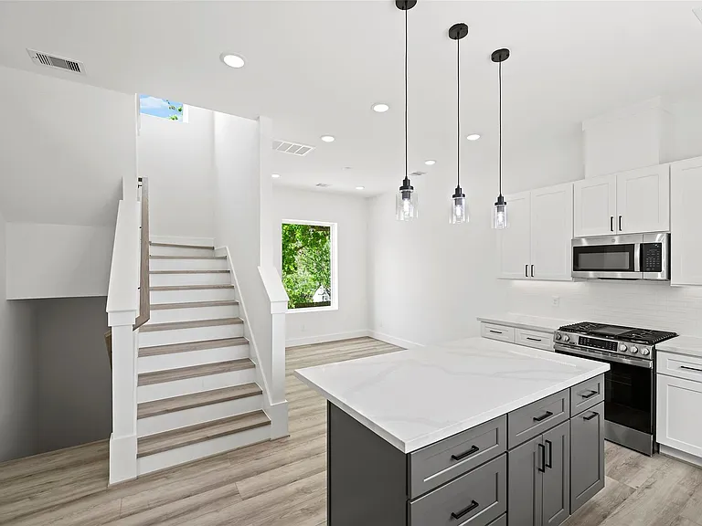 870 W Little York Rd #C — Photo 22