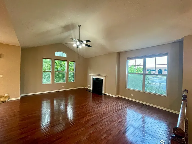 526 Grosvenor Ln — Photo 3