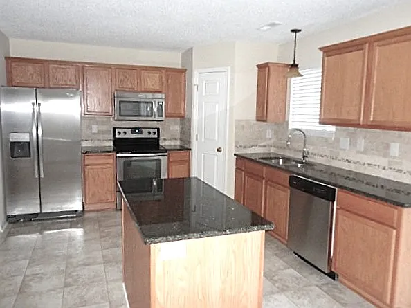 4 bed, 2.0 bath, 2288 sqft, $2,210 — Photo 2