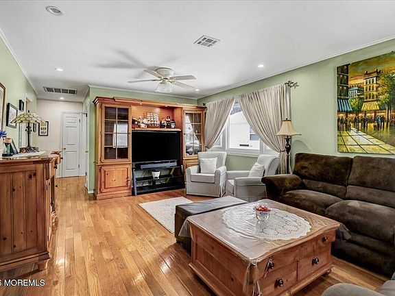 3rd image of 53 Chesterfield Ln