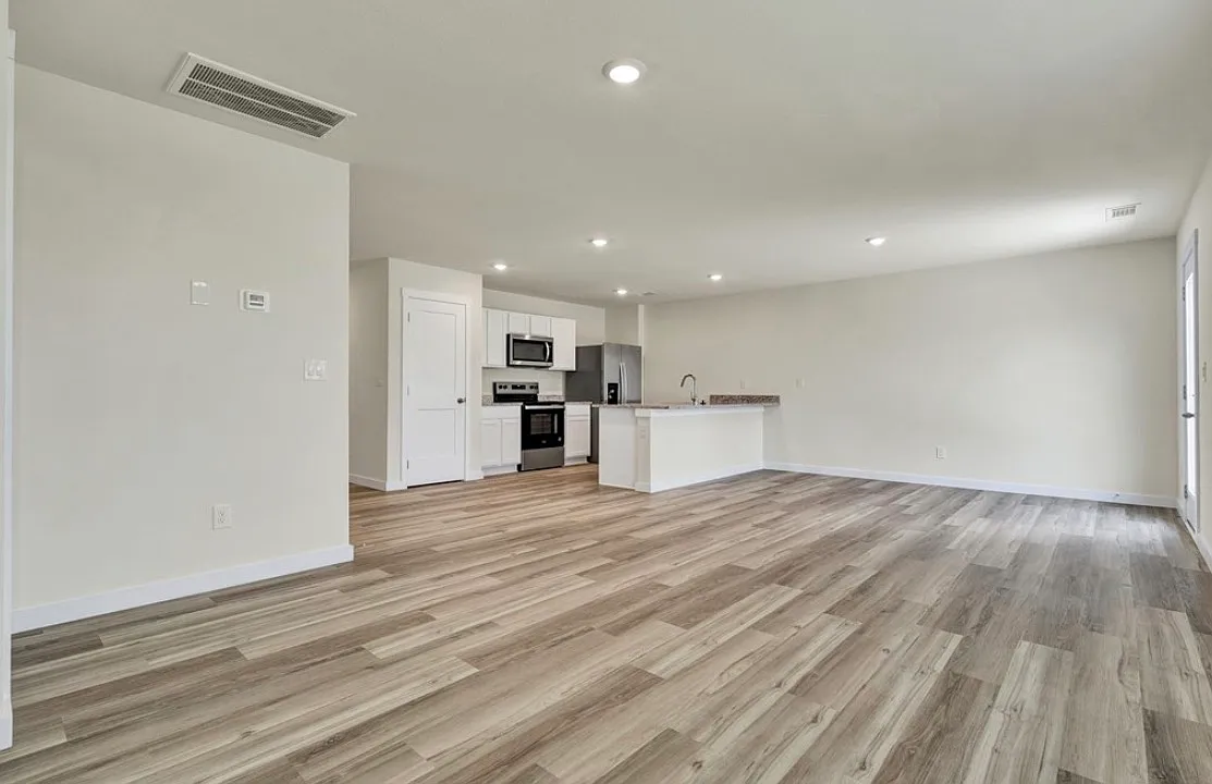 4 bed, 1600 sqft, $2,200 — Photo 4