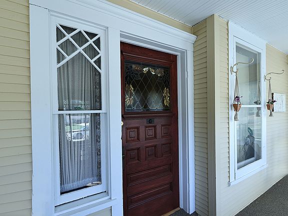 3rd image of 121 Grace St