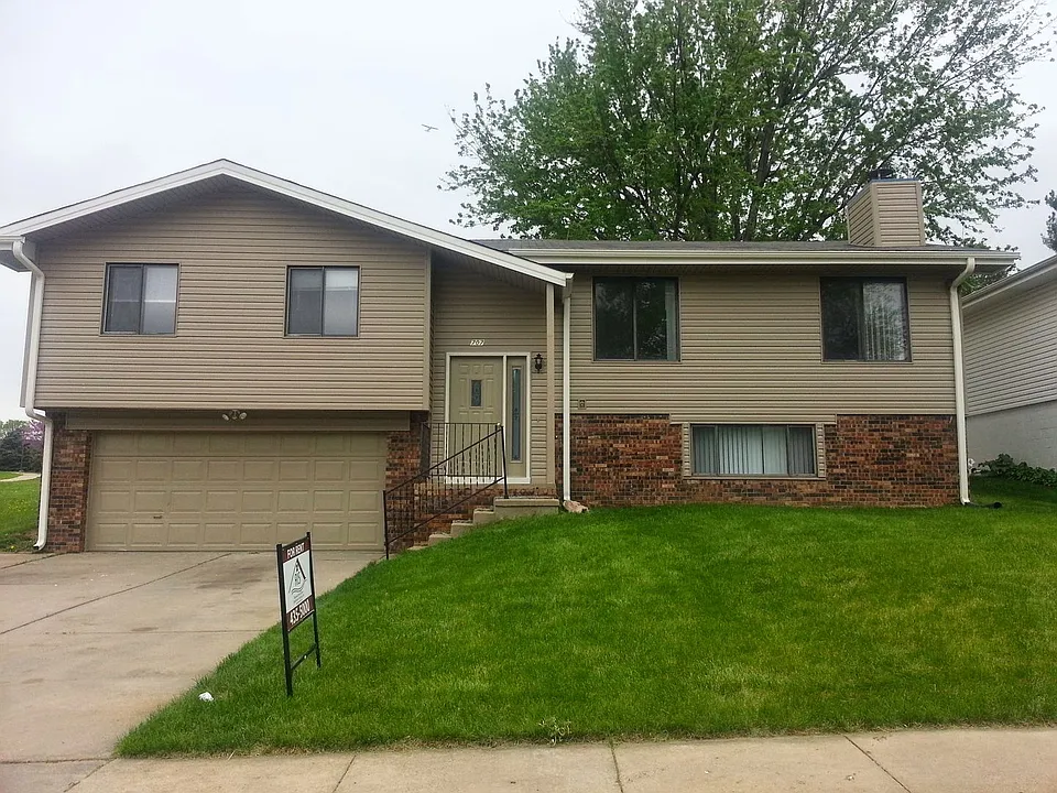 707 W Burt Dr