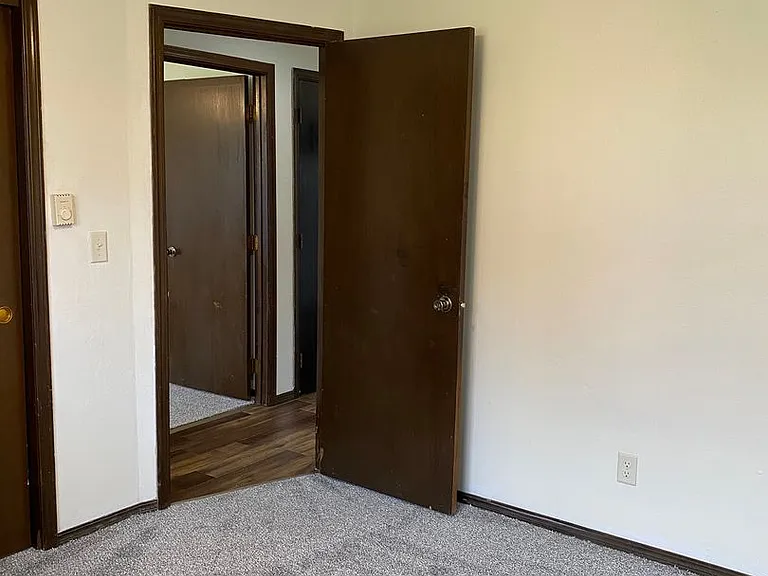 Immaculate Updated 1 & 2 Bedroom with 1 Bath — Photo 26