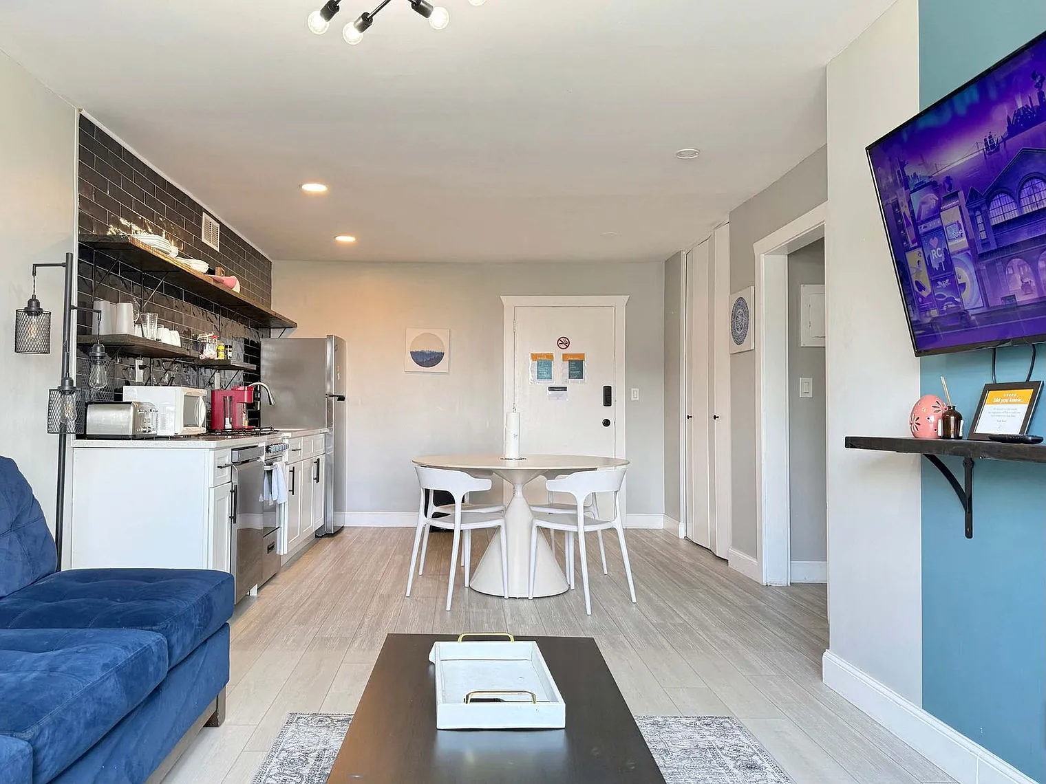 1 bed, 1.0 bath, 699 sqft, $2,561 — Photo 2