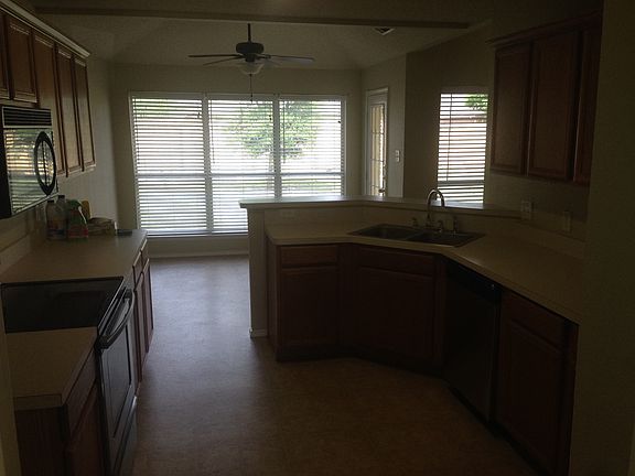 5th image of 536 Denise St