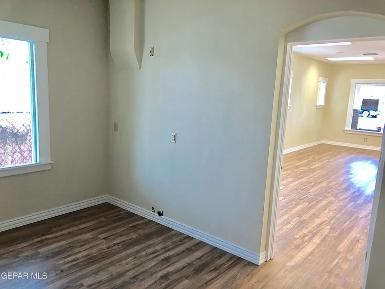 3004 E Yandell Dr — Photo 8