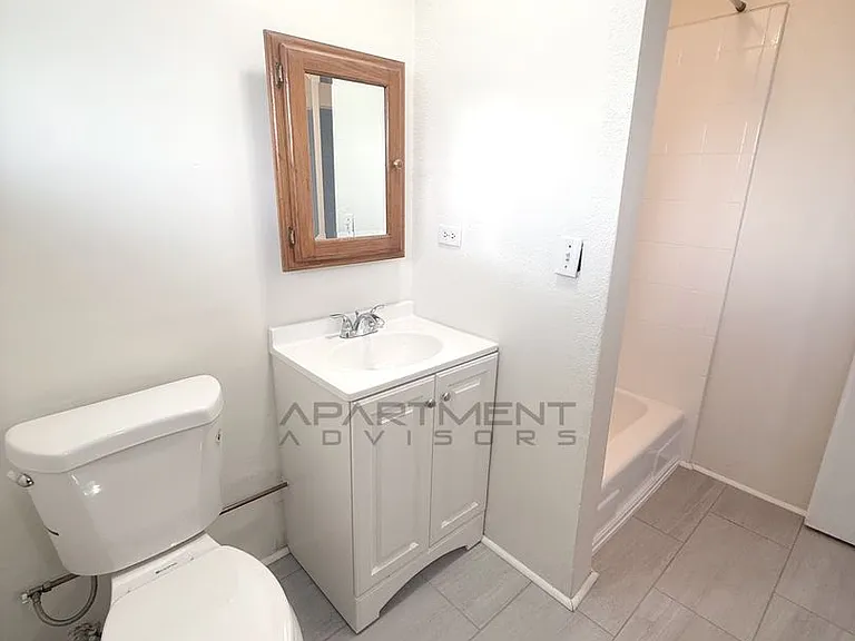 909 University Ave #111 — Photo 9