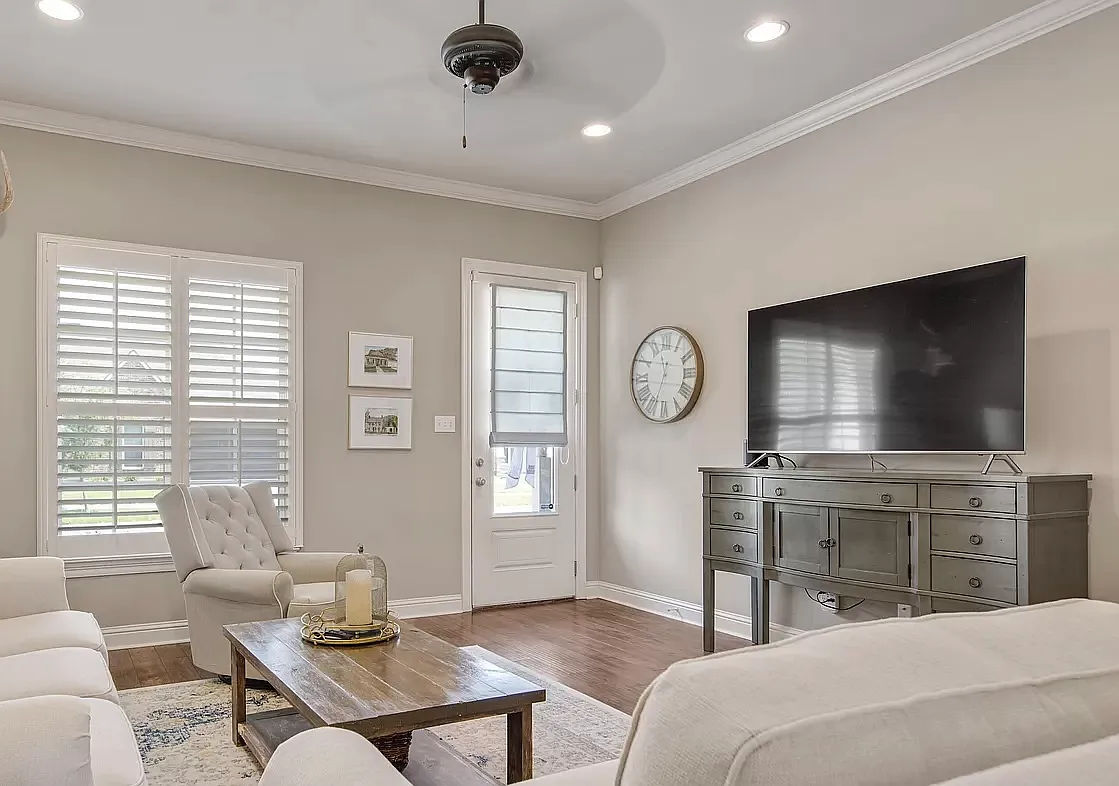 205 Oak Path Dr — Photo 2