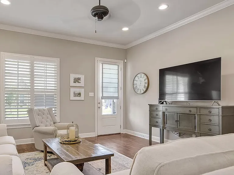 205 Oak Path Dr — Photo 2