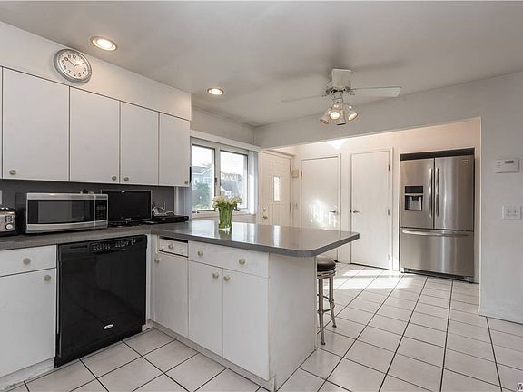 2nd image of 31 Rainbow Ln