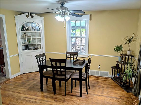 2nd image of 202 Park Pl